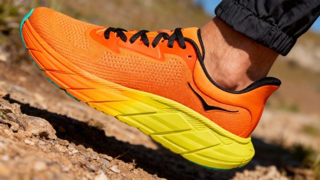 Single leg view of hiker wearing Hoka Arahi 7.