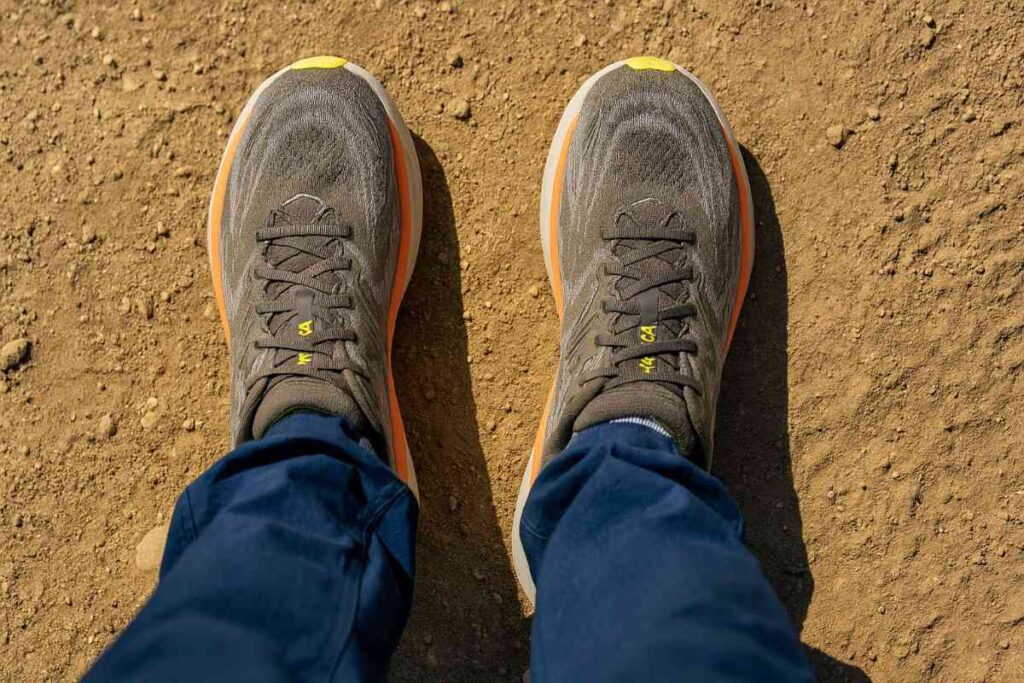 Sharp above view of Hoka Arahi 8 displayed on a dirt trail.