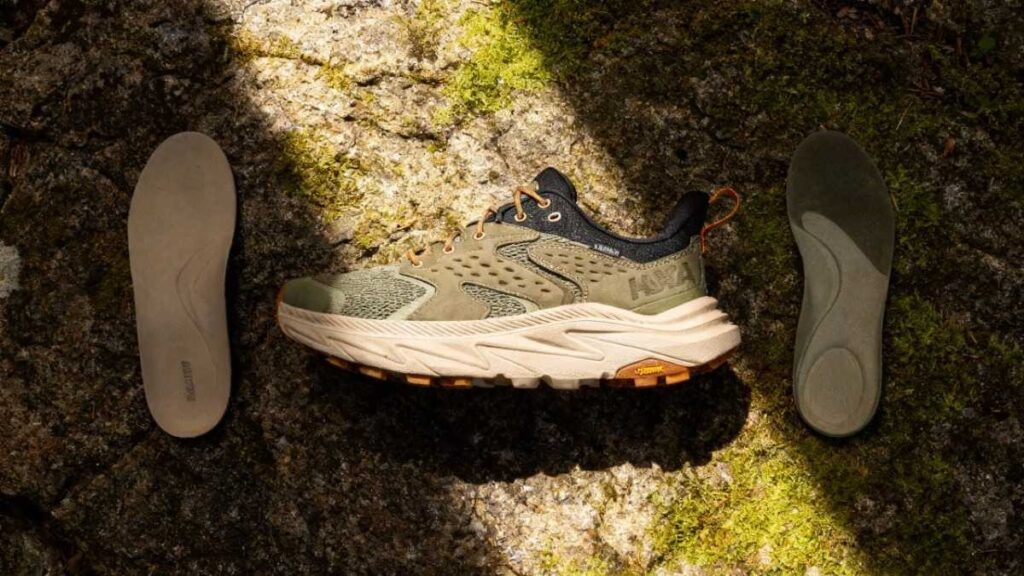 HOKA Anacapa 2 Low GTX placed on a trail with insoles placed aside.