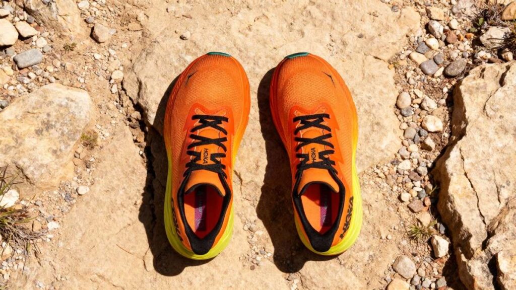 Pair of HOKA Arahi 7 placed on a rocky surface. 