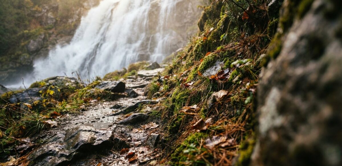 Mountain-Waterfall Outdoor waterfall scene.